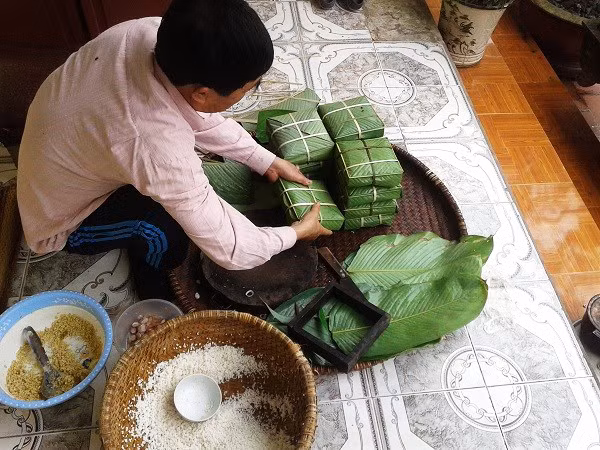 Để có được những chiếc bánh chưng vuông vắn, người gói không chỉ khéo tay mà còn rất cần sự tỉ mỉ đến từng chi tiết. Để có được những chiếc bánh chưng vuông vắn, người gói không chỉ khéo tay mà còn rất cần sự tỉ mỉ đến từng chi tiết.