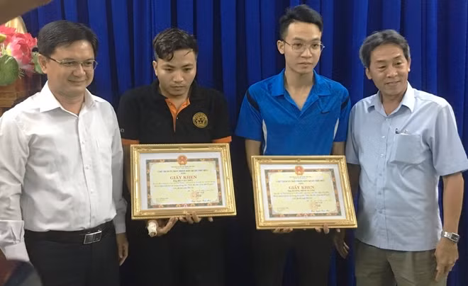 Lãnh đạo quận Thủ Đức tuyên dương, khen thưởng hai anh Bùi Minh Tiến, Dương Minh Quang.