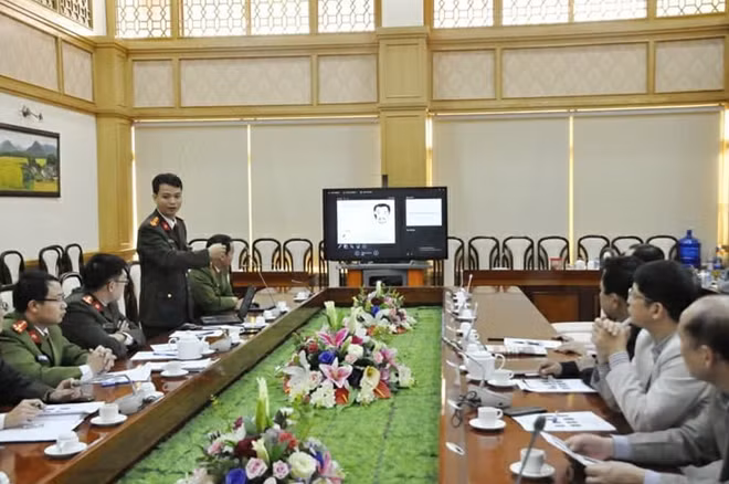 Nhóm nghiên cứu đề tài trình bày tại Hội thảo khoa học.
