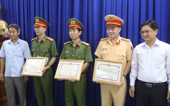 UBND quận Thủ Đức trao thưởng và Bằng khen cho Công an phường Linh Chiểu, Tổ đặc nhiệm Cảnh sát hình sự và Tổ tuần tra của Đội Cảnh sát giao thông.