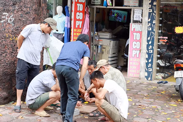 Phố Cao Bá Quát, đến giờ bóng đá rồi nhưng thôi chúng ta cứ làm trận cờ tướng đã.