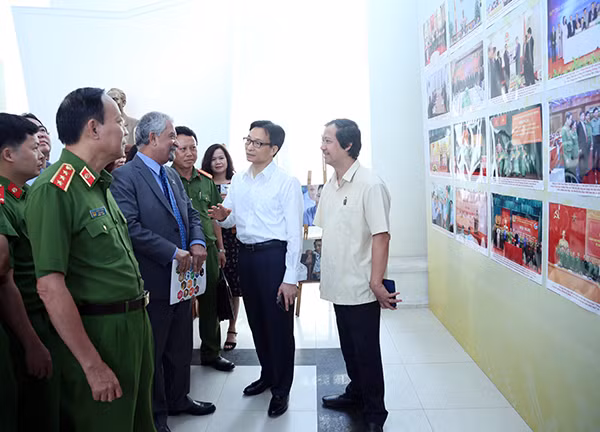 Đồng chí Vũ Đức Đam trao đổi với các đại biểu về công tác lãnh, chỉ đạo công tác PCMT
