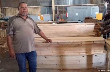 Emile Mopp, Giám đốc Công ty Eco Furniture.