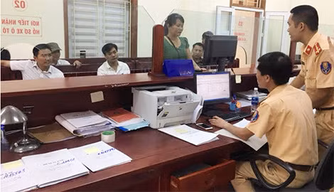 CSGT làm thủ tục đăng ký phương tiện giao thông cho người dân.