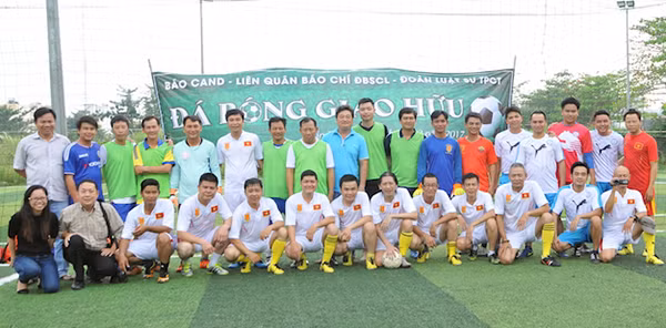 Đội bóng Báo CAND và các đội tham gia thi đấu.