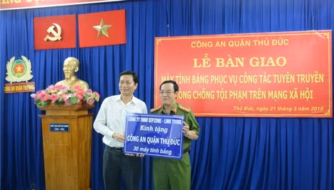 Đại tá Lê Anh Tuấn, Trưởng Công an quận Thủ Đức, nhận 30 máy tính bảng từ nhà tài trợ. Đại tá Lê Anh Tuấn, Trưởng Công an quận Thủ Đức, nhận 30 máy tính bảng từ nhà tài trợ.