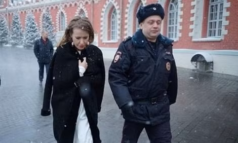 Nữ ứng cử viên tổng thống Ksenia Sobchak được cảnh sát bảo vệ sau khi bị tấn công. Nữ ứng cử viên tổng thống Ksenia Sobchak được cảnh sát bảo vệ sau khi bị tấn công.