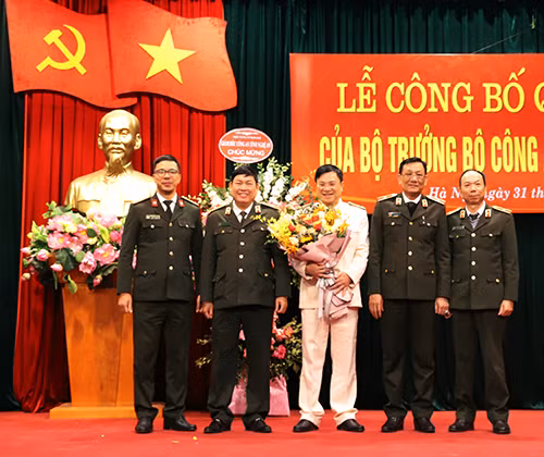 Lãnh đạo Cục An ninh nội địa chúc mừng Thượng tá Đinh Việt Dũng