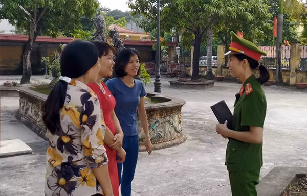 Trung úy Đào Minh Châm trao đổi về tình hình ANTT với người dân trên địa bàn thị trấn Quế, huyện Kim Bảng (Hà Nam).