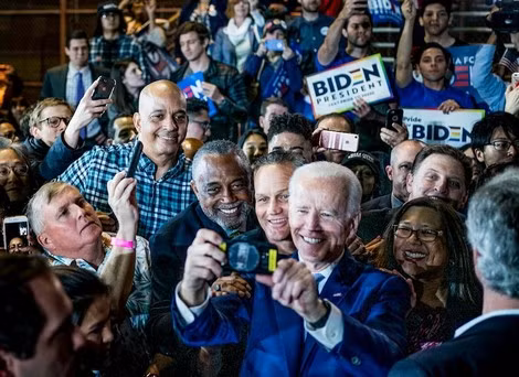 Cựu Phó Tổng thống Joe Biden chụp ảnh với các cử tri trong ngày "Siêu thứ 3" tại Los Angeles. ảnh: Washingtonpost. Cựu Phó Tổng thống Joe Biden chụp ảnh với các cử tri trong ngày "Siêu thứ 3" tại Los Angeles. ảnh: Washingtonpost.