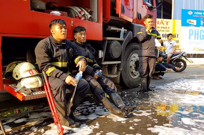 Khuôn mặt hốc hác, bơ phờ sau nhiều giờ chiến đấu với lửa.