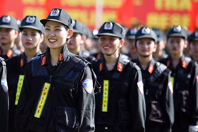 Những nụ cười rạng rỡ của các nữ cảnh sát cơ động sau những giây phút căng thẳng.