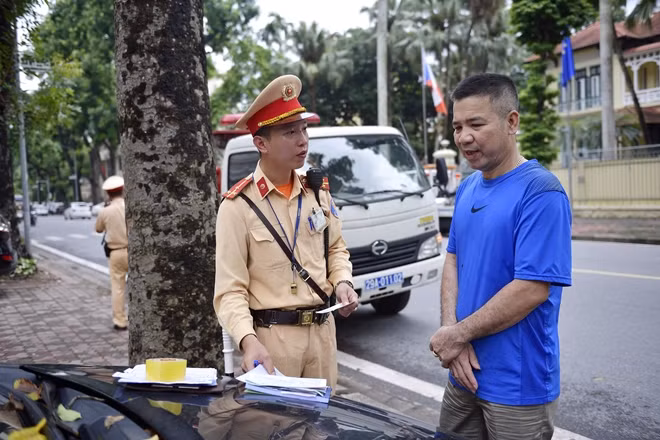 Thượng úy Nguyễn Thành Long (Đội CSGT số 2) cho biết: "Trước khi ra quân xử lý, chúng tôi đã qua làm việc với các cơ quan trong khu vực này, tuyên truyền về việc không dừng, đỗ xe trên vỉa hè trái quy định. Tuy nhiên, đến hôm nay, trong ngày ra quân đầu tiên, vẫn còn rất nhiều xe đỗ trái phép trên vỉa hè".