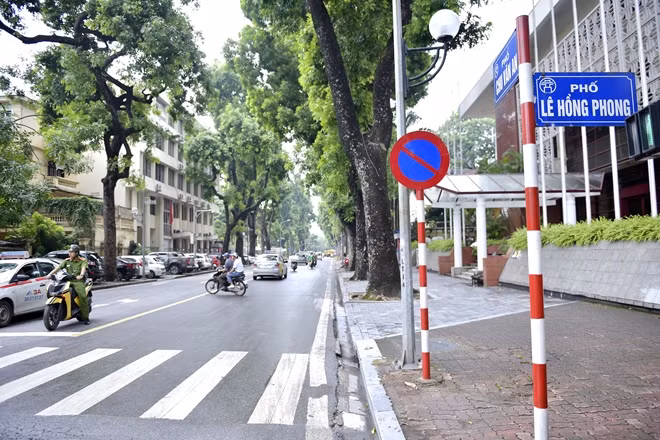 Với lỗi đỗ xe trên vỉa hè, người điều khiển phương tiện có thể bị phạt tiền từ 600.000 – 800.000 đồng theo quy định của pháp luật. Người điều khiển phương tiện không chỉ bị xử phạt hành chính mà còn có khả năng bị tước quyền sử dụng giấy phép lái xe từ 2 - 4 tháng (hình thức xử phạt cụ thể sẽ dựa trên từng trường hợp vi phạm, loại phương tiện và việc đỗ xe sai quy định có gây ra tai nạn giao thông hay không).