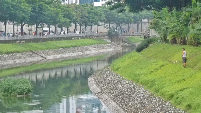 Người dân nơi đây không khỏi ngỡ ngàng khi được ngắm nhìn dòng sông Tô Lịch trở nên trong xanh biêng biếc, dịu mát, thơ mộng, khác hẳn ngày thường của nó.