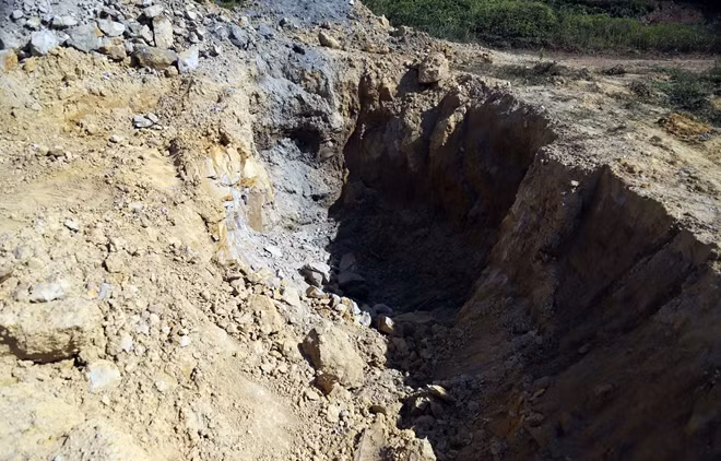 Nhận được thông tin của người dân, Hợp tác xã Môi trường Xanh đã đến thu gom chất thải “lạ” trước sự chứng kiến, lập biên bản, lấy mẫu của chính quyền địa phương, đại diện Công an huyện Sóc Sơn.