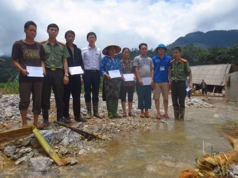 Đại diện Báo CAND, Công an tỉnh Hà Giang và Agribank chi nhánh huyện Quản Bạ thăm hỏi, chia sẻ tới các gia đình bị nước lũ cuốn trôi mất nhà ở xã Lùng Tám.