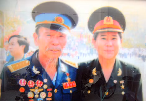Đại tá Nguyễn Văn Bảy cùng đồng đội.