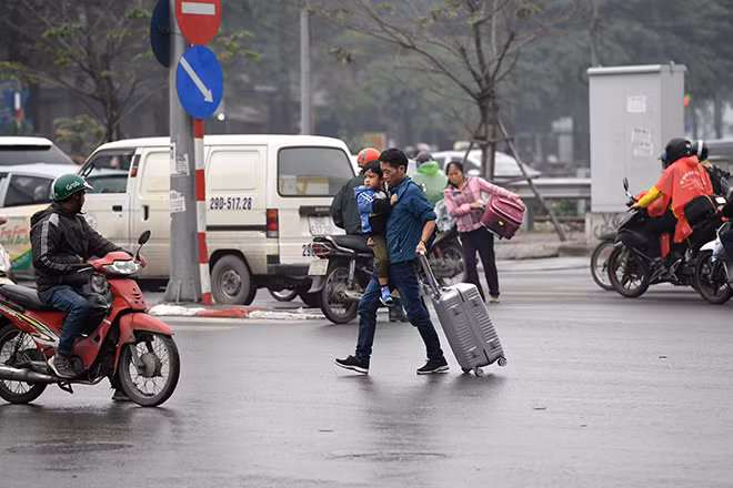 Nhiều em nhỏ được bố mẹ đưa về quê đón Tết cùng ông bà
