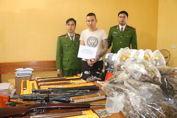 Đối tượng Nguyễn Trung Thông cùng tang vật vụ án.