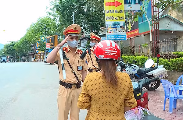 Lực lượng Cảnh sát Giao thông Công an huyện Yên Châu luôn đề cao văn hóa ứng xử khi làm việc, tiếp xúc với nhân dân.