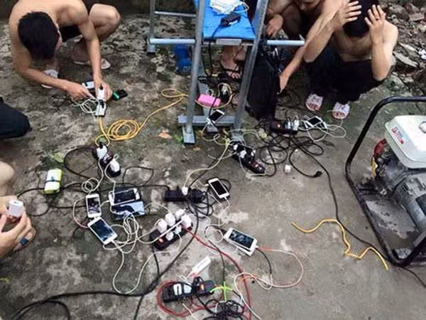 “Chiều ngày 29/7, một nhà dân trong thôn có sử dụng máy phát điện để cấp cho gia đình. Nhiều người dân ở xung quanh đã kéo nhau mang điện thoại đến sạc pin nhờ. Có khoảng 25 chiếc điện thoại được sạc tại thời điểm máy phát điện chạy”, anh Tiến kể.