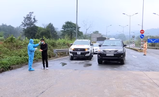 Lực lượng chức năng Lào Cai lập chốt kiểm dịch COVID-19.