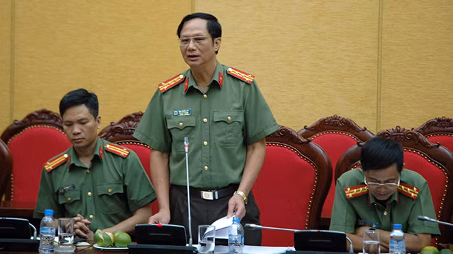 Một số đại biểu thành viên Ban soạn thảo Dự luật Công an xã đóng góp ý kiến tham luận.