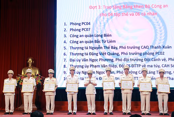 Trung tướng Đoàn Duy Khương trao Bằng khen của Bộ Công an cho các tập thể và cá nhân