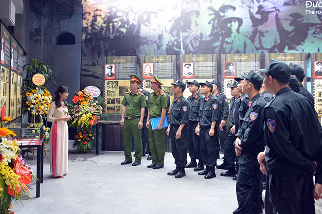 Cán bộ, chiến sĩ Trung đoàn CSCĐ, CATP Hà Nội tham quan trưng bày chuyên đề “Chân trần chí thép”, ngày 19-4-2018.