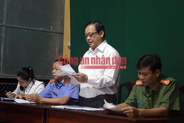 Nghe Chủ tịch Hội đồng thi hành ánh công bố các Quyết định không kháng nghị của TAND và VKSND tối cao; Quyết định thị hành án tử hình của Chánh án TAND tỉnh BP.