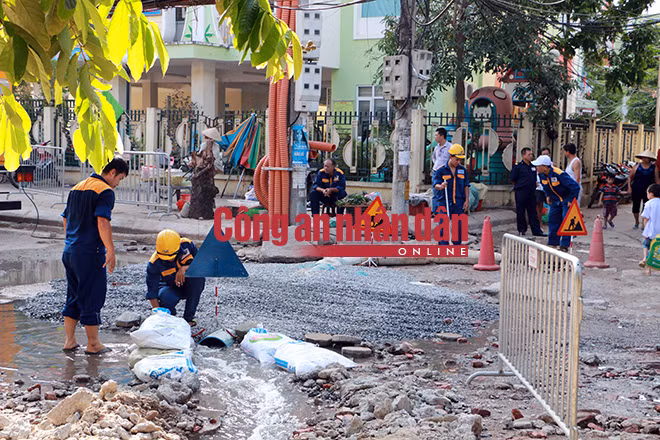 Phía đầu nghách 45/124, công nhân thuộc Xí nghiệp thoát nước số 1 đang tiến hành thông cống nhằm thoát nước ngập tại khu dân cư.
