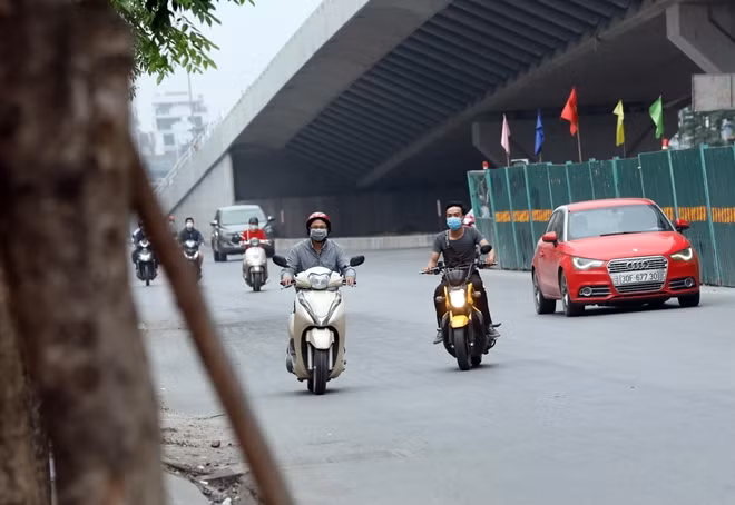 Một trường hợp vi phạm phát hiện lực lượng cảnh sát làm nhiệm vụ vội vã giảm tốc độ tấp xe vào lề đường...