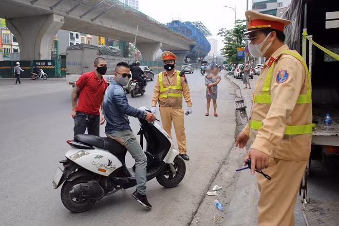 Chỉ trong khoảng thời ngắn, rất nhiều trường hợp vi phạm đã bị tổ công tác 141 dừng xe kiểm tra, xử lý.