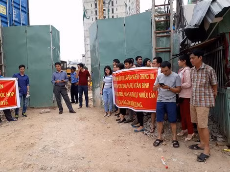Nhiều cư dân của dự án 32 Hoàng Bật Đạt mang băng rôn đi đòi nhà. Nhiều cư dân của dự án 32 Hoàng Bật Đạt mang băng rôn đi đòi nhà.