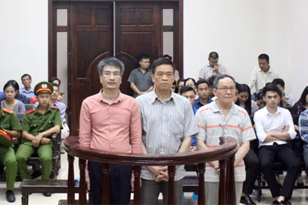 Trần Văn Liêm (giữa), Giang Kim Đạt (trái) và Trần Văn Khương nghe Toà tuyên án tại phiên tòa hình sự phúc thẩm ngày 18-8.