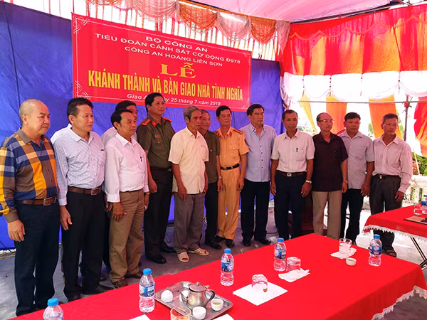CBCS nguyên Tiểu đoàn CSCĐ D978 chụp ảnh lưu niệm cùng thân nhân Liệt sỹ CAND Đinh Văn Chung CBCS nguyên Tiểu đoàn CSCĐ D978 chụp ảnh lưu niệm cùng thân nhân Liệt sỹ CAND Đinh Văn Chung