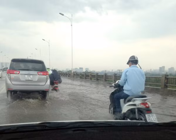 Cầu Vĩnh Tuy, nước ngập quá nửa bánh xe máy. Cầu Vĩnh Tuy, nước ngập quá nửa bánh xe máy.