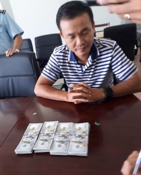 Đối tượng Võ Đình Hảo và tang vật do Chi cục Hải quan Mộc Bài bắt giữ.