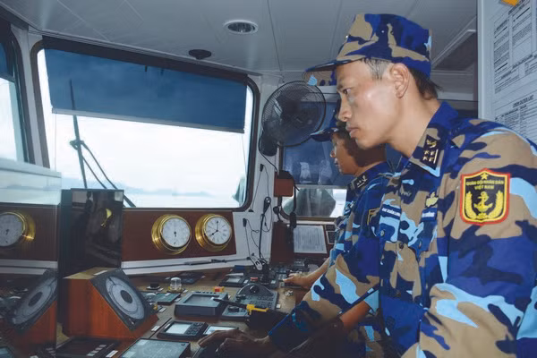 Ðại úy Cao Xuân Long (bên phải), Thuyền trưởng Tàu buồm 286/Lê Qúy Ðôn và kíp tàu tác nghiệp tại cabin. Ảnh: Hoàng Hà