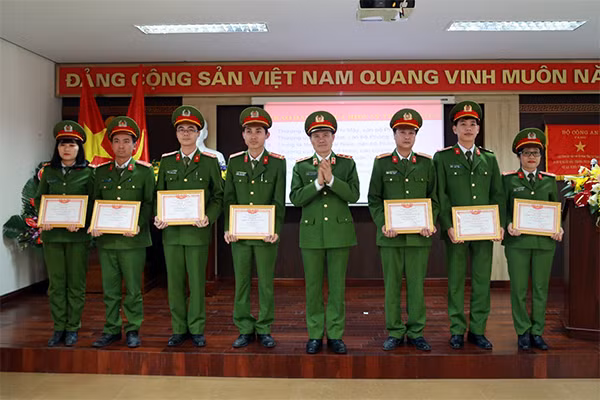 Đồng chí Trung tướng Đỗ Kim Tuyến trao Bằng khen của Tổng cục Cảnh sát cho tập thể, cá nhân có thành tích xuất sắc