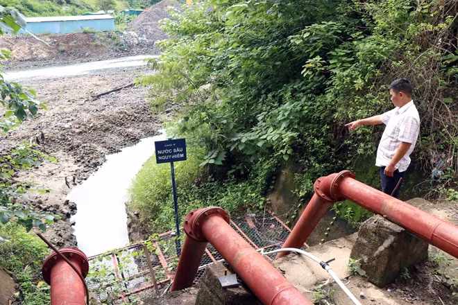 Trạm bơm D12, nơi bơm nước cho cánh đồng buôn Sứk và D12 bị cạn trơ đáy.