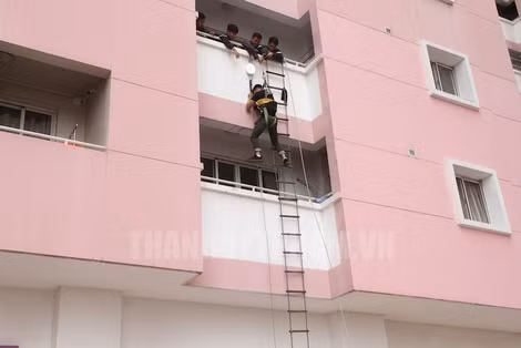 Cảnh sát PC&CC hướng dẫn kỹ năng thoát hiểm tại một chung cư ở quận 1, TP Hồ Chí Minh.
