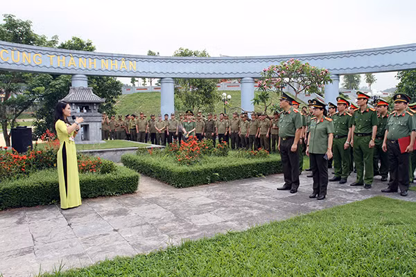 Đoàn Công an tỉnh thăm và thắp hương tại mộ Nguyễn Thái Học và các chiến sỹ hy sinh trong cuộc khởi nghĩa Yên Bái