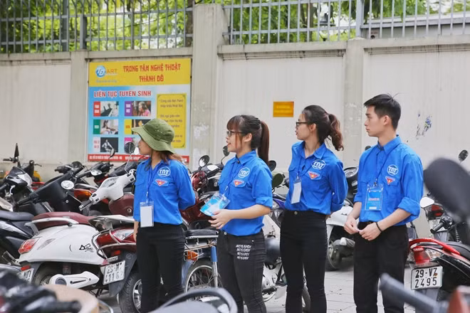 Ngoài nhiệm vụ chính là hướng dẫn thí sinh khi tới điểm thi, các bạn nữ sinh viên tình nguyên cũng không nề hà sát cánh bên các bạn trai trong mọi hoạt động khác như trông giữ xe tại các điểm thi.