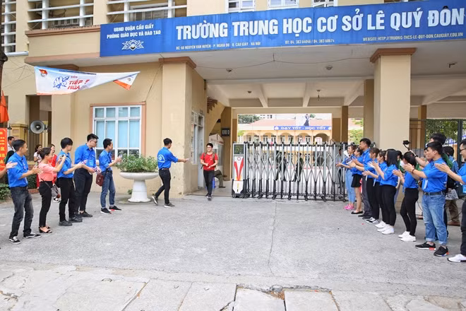 Kỳ thi THPT Quốc gia năm 2018 đang diễn ra từ ngày 24-6 đến 27-6 với hàng nghìn thí sinh tham dự. Cùng chung sức với các em là đội ngũ sinh viên tình nguyện đến từ nhiều trường đại học trên địa bàn thành phố Hà Nội như: ĐH Quốc gia Hà Nội, ĐH Kinh tế Quốc Dân, ĐH Sư Phạm Hà Nội…