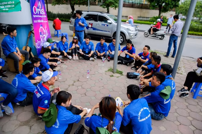 Xen giữa những lúc bận rộn với nhiệm vụ hướng dẫn, hỗ trợ phụ huynh thí sinh và phân luồng giao thông, các bạn sinh viên tình nguyện vẫn tranh thủ mang câu hát tiếng đàn giải trí, tiếp thêm động lực cho tất cả.