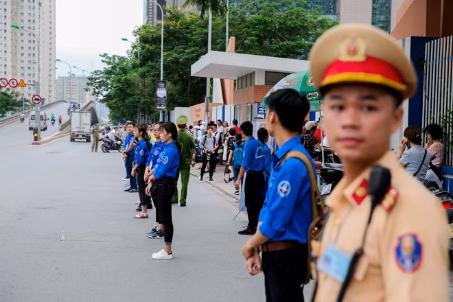 Đặc biệt, hình ảnh các nữ sinh viên tình nguyện xinh đẹp với nụ cười tươi rói trên môi luôn động viên tinh thần các sĩ tử làm không ít bậc phụ huynh cảm động. Ảnh chụp tại điểm trường Trường THPT chuyên Hà Nội - Amsterdam.