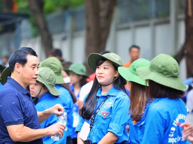 Không chỉ động viên tình thần các sĩ tử, các bạn nữ sinh viên tình nguyện khoác trên mình màu áo xanh tiếp sức mùa thi luôn tận tình giúp đỡ phụ huỵnh trong những suốt thời gian chờ đợi con em thi cử.