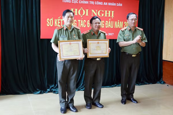 Thứ trưởng Nguyễn Văn Thành trao Kỷ niệm chương Vì sự nghiệp Thanh tra của Tổng Thanh tra Chính phủ cho Trung tướng Nguyễn Xuân Mười, Phó Tổng cục trưởng Tổng cục Chính trị CAND; trao Bằng khen của Bộ Công an cho Thiếu tướng Mai Văn Hà, Phó Tổng cục trưởng Tổng cục Chính trị CAND...